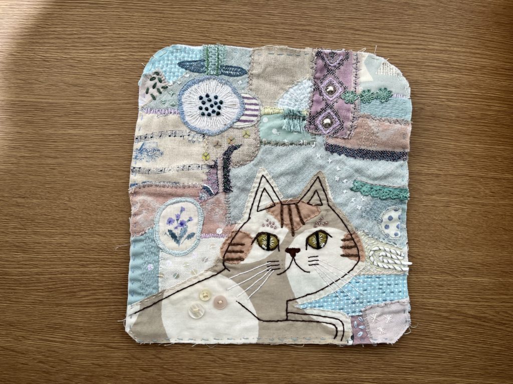 Slow Stitching 猫のマルチケースを作りました ごろごろ刺繍

