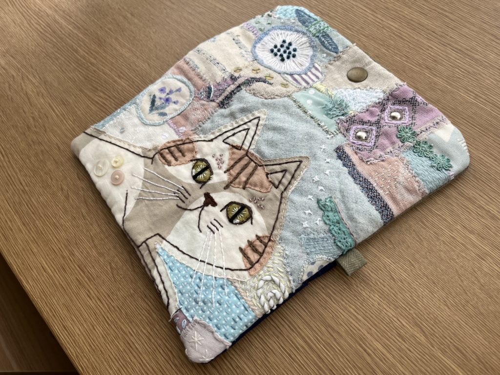 Slow Stitching 猫のマルチケースを作りました ごろごろ刺繍