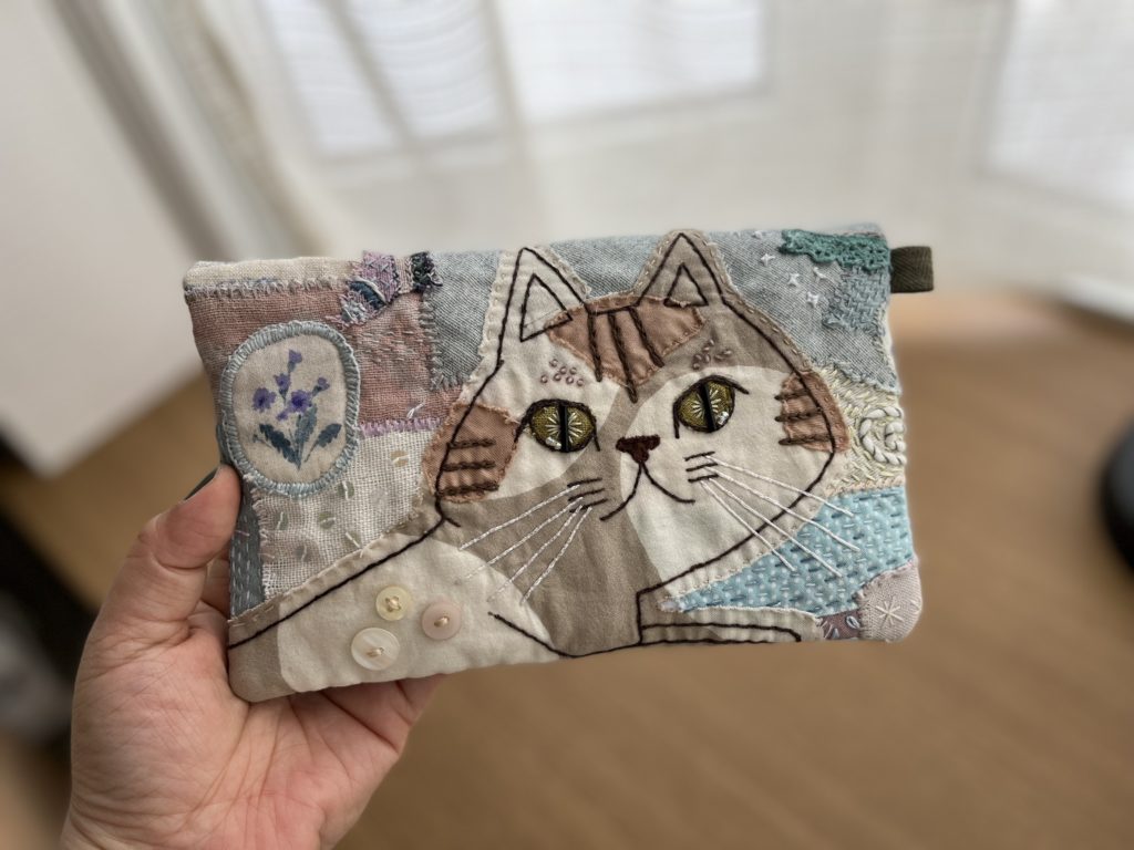 Slow Stitching 猫のマルチケースを作りました ごろごろ刺繍